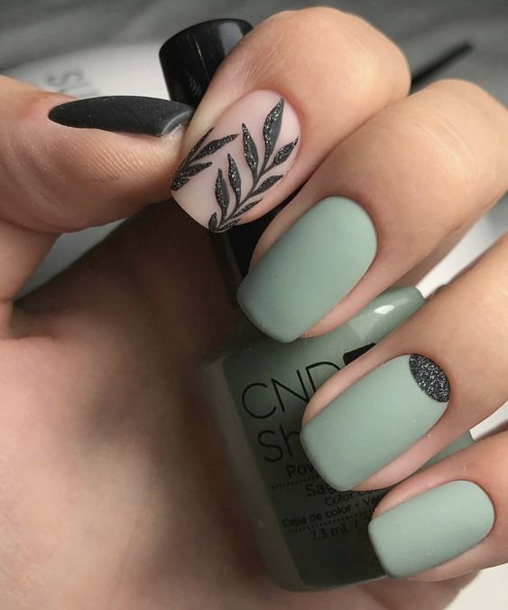 nails with leaf pattern